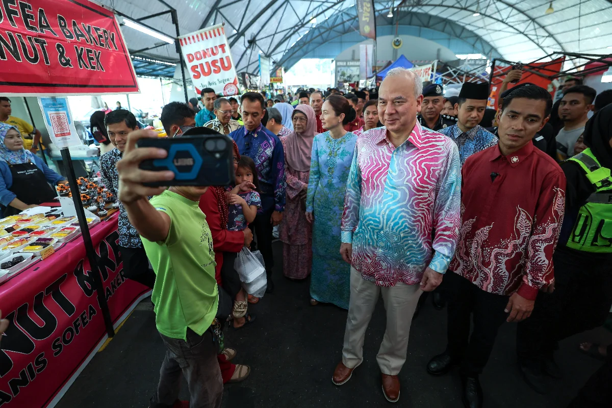 Sultan Nazrin urges Ramadan bazaar traders to cut sugar in food