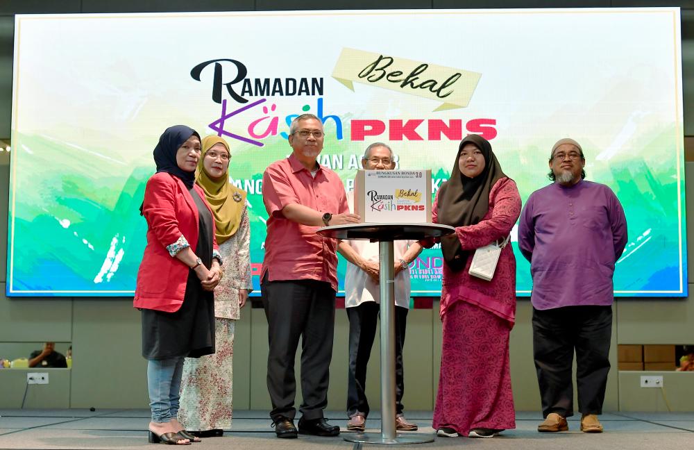 PKNS peruntuk RM10,000 sumbang bakul makanan kepada 50 asnaf PKNS peruntuk RM10,000 sumbang bakul makanan kepada 50 asnaf