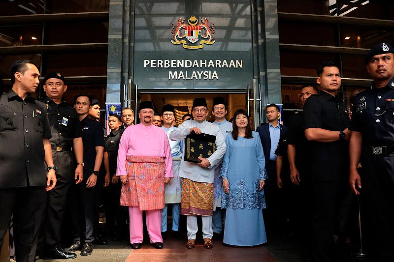 PM Anwar menuju ke parlimen, bentang Belanjawan 2025