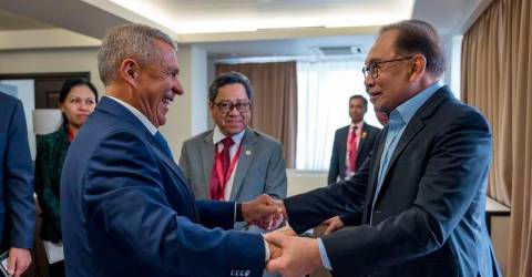 PM Anwar receives courtesy call from Rais of Tatarstan in Vladivostok PM Anwar receives courtesy call from Rais of Tatarstan in Vladivostok