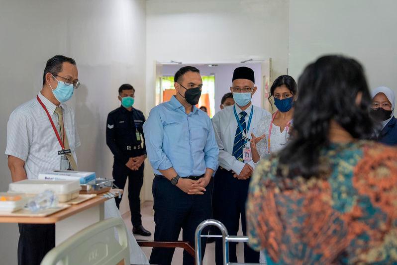 PM Anwar sampai sumbangan kepada kanak-kanak hidap penyakit usus kronik PM Anwar sampai sumbangan kepada kanak-kanak hidap penyakit usus kronik