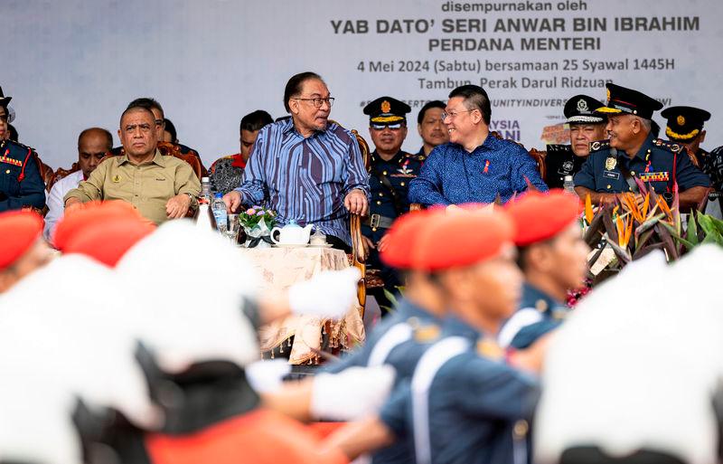PM Anwar witnesses hand over of Sultan Nazrin Shah 69 Commando Camp PM Anwar witnesses hand over of Sultan Nazrin Shah 69 Commando Camp