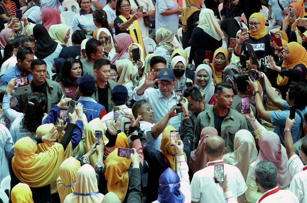 PM: Isu kemiskinan rakyat, sekolah daif terus diberi tumpuan tahun depan PM: Isu kemiskinan rakyat, sekolah daif terus diberi tumpuan tahun depan