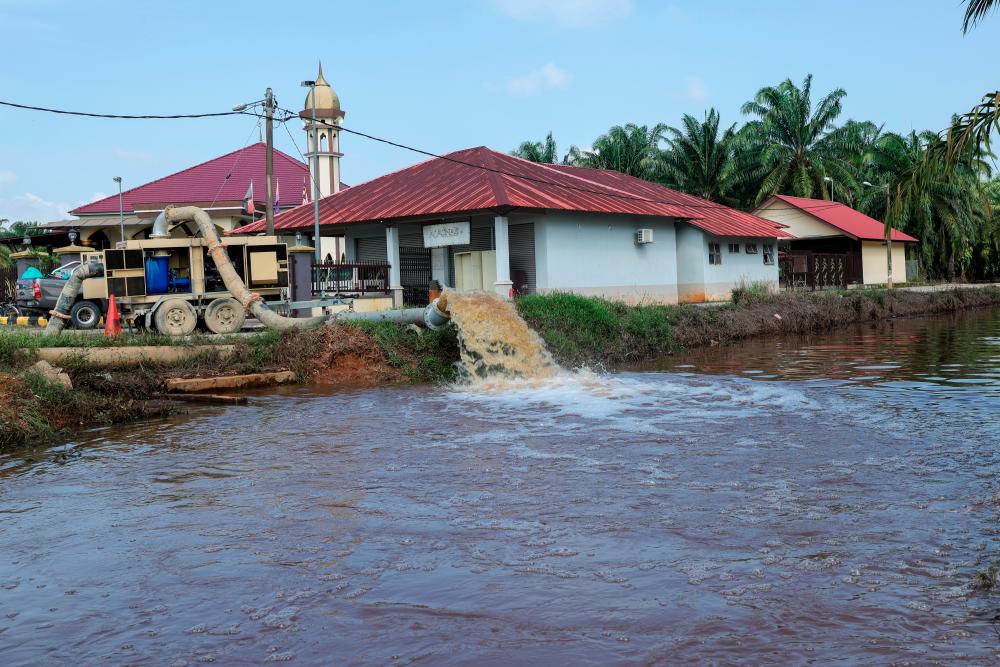 PM arah jentera kementerian bantu misi pascabanjir di Johor, RM150 juta peruntukan tambahan PM arah jentera kementerian bantu misi pascabanjir di Johor, RM150 juta peruntukan tambahan
