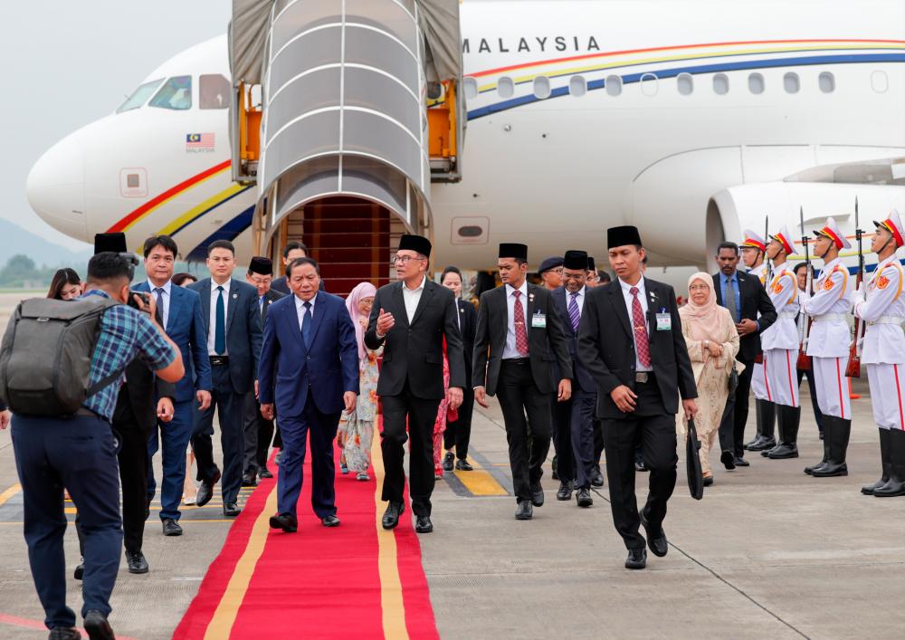 PM dan isteri tiba di Hanoi untuk lawatan rasmi ke Vietnam