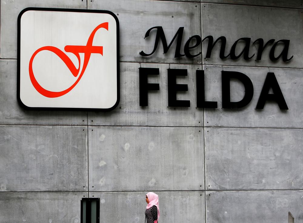 PM tunjuk bukti tandatangan dokumen penghapusan hutang Felda PM tunjuk bukti tandatangan dokumen penghapusan hutang Felda