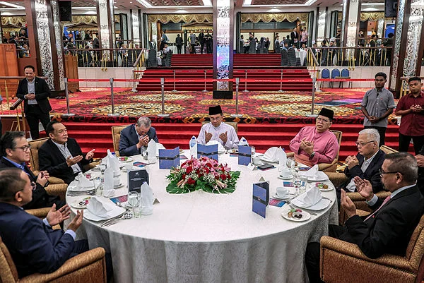 PM Anwar hosts breaking of fast at Parliament House