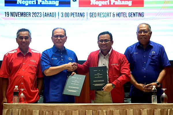 Pahang PH, BN sign MoU to strengthen state govt administration Pahang PH, BN sign MoU to strengthen state govt administration