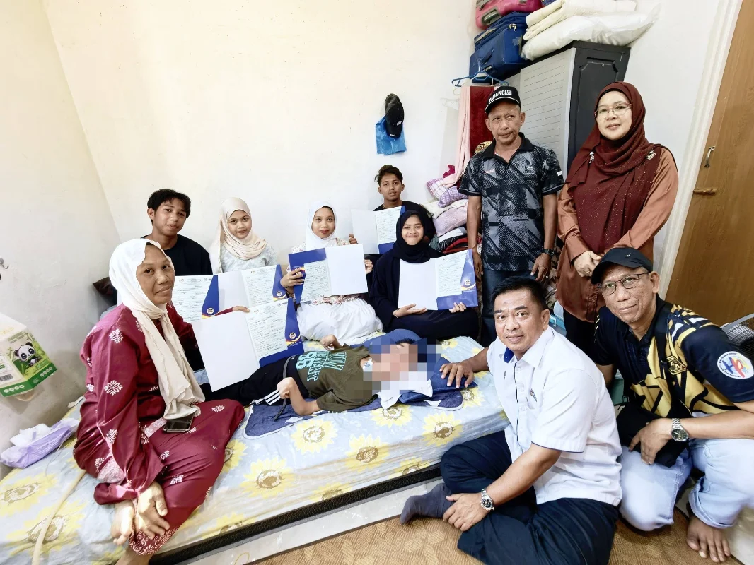 Pahang_JPN_delivers_birth_certificates_to_six_siblings_in_Cherating