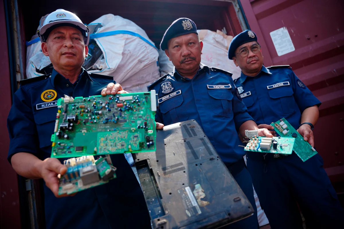 Pahang_customs_seize_RM2_15_million_in_illegal_e-waste Pahang customs seize RM2.15 million in illegal e-waste