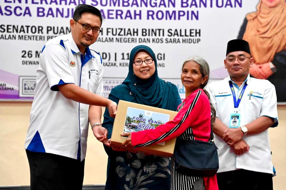 Pasca banjir: 313 keluarga di rompin terima sumbangan Bakul Rahmah, wang tunai