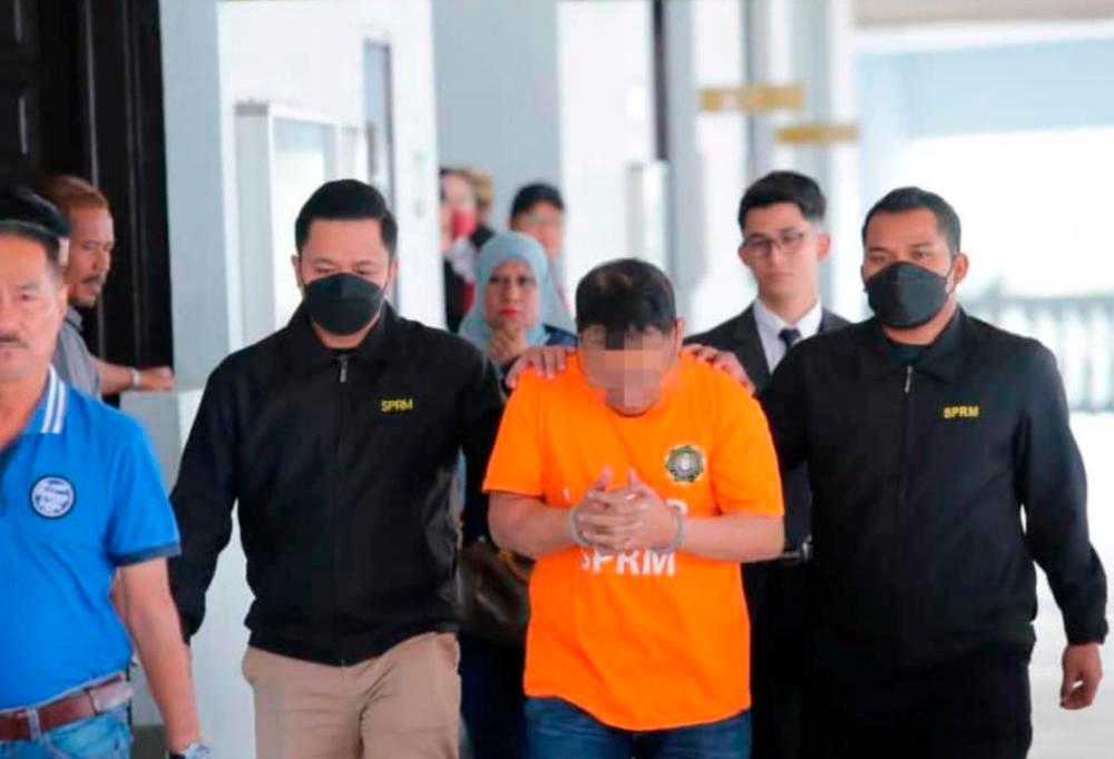 Pegawai SPRM, Datuk Roy didakwa rasuah RM640,000 supaya anak Muhyiddin tidak direman Pegawai SPRM, Datuk Roy didakwa rasuah RM640,000 supaya anak Muhyiddin tidak direman