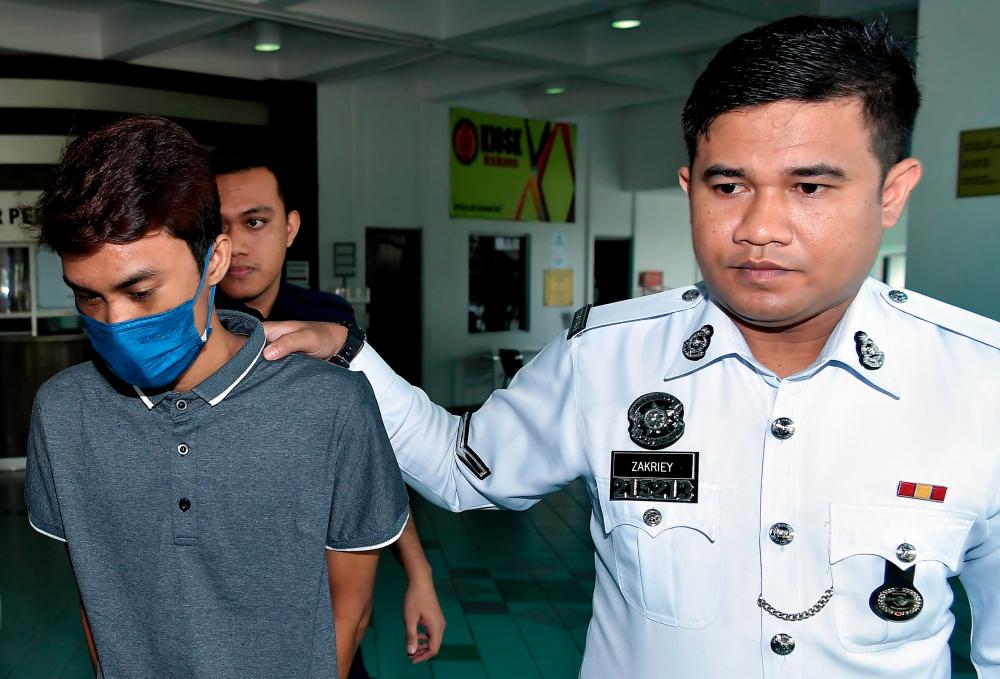 Pekerja gudang didakwa halang tugas polis trafik,tunggang motosikal secara bahaya