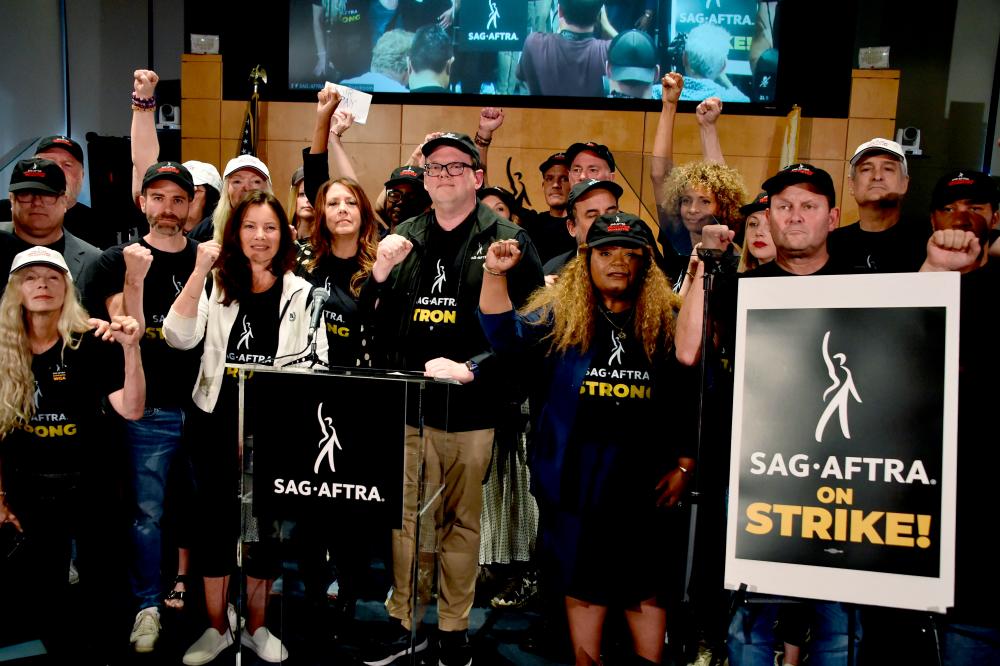 Pelakon Hollywood sertai mogok penulis skrip, banyak produksi terhenti