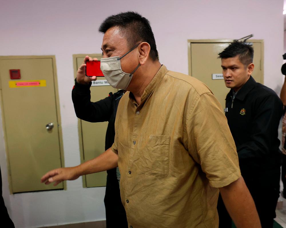 Pemilik stesen minyak didenda RM40,000 benarkan kenderaan asing isi petrol bersubsidi RON95