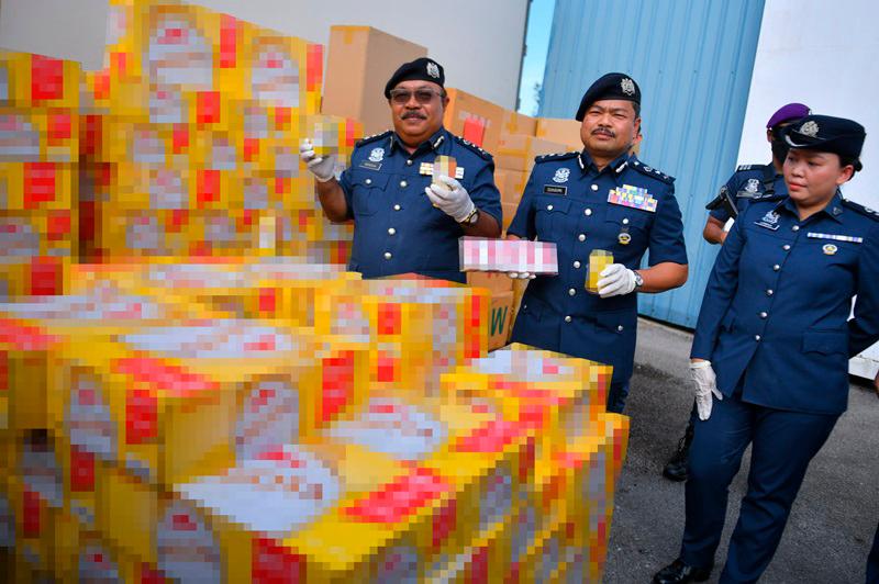 Penang KPDN seize more than 15 tonnes of illegally stored packet cooking oil Penang KPDN seize more than 15 tonnes of illegally stored packet cooking oil