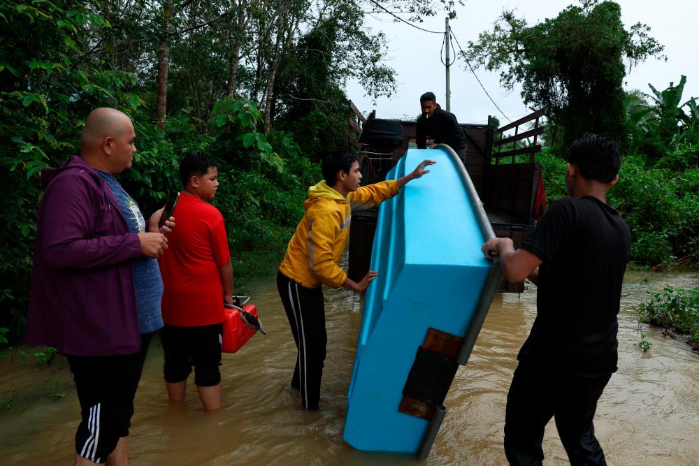 Penduduk kampung tidak berkira guna bot peribadi pindahkan mangsa banjir Penduduk kampung tidak berkira guna bot peribadi pindahkan mangsa banjir