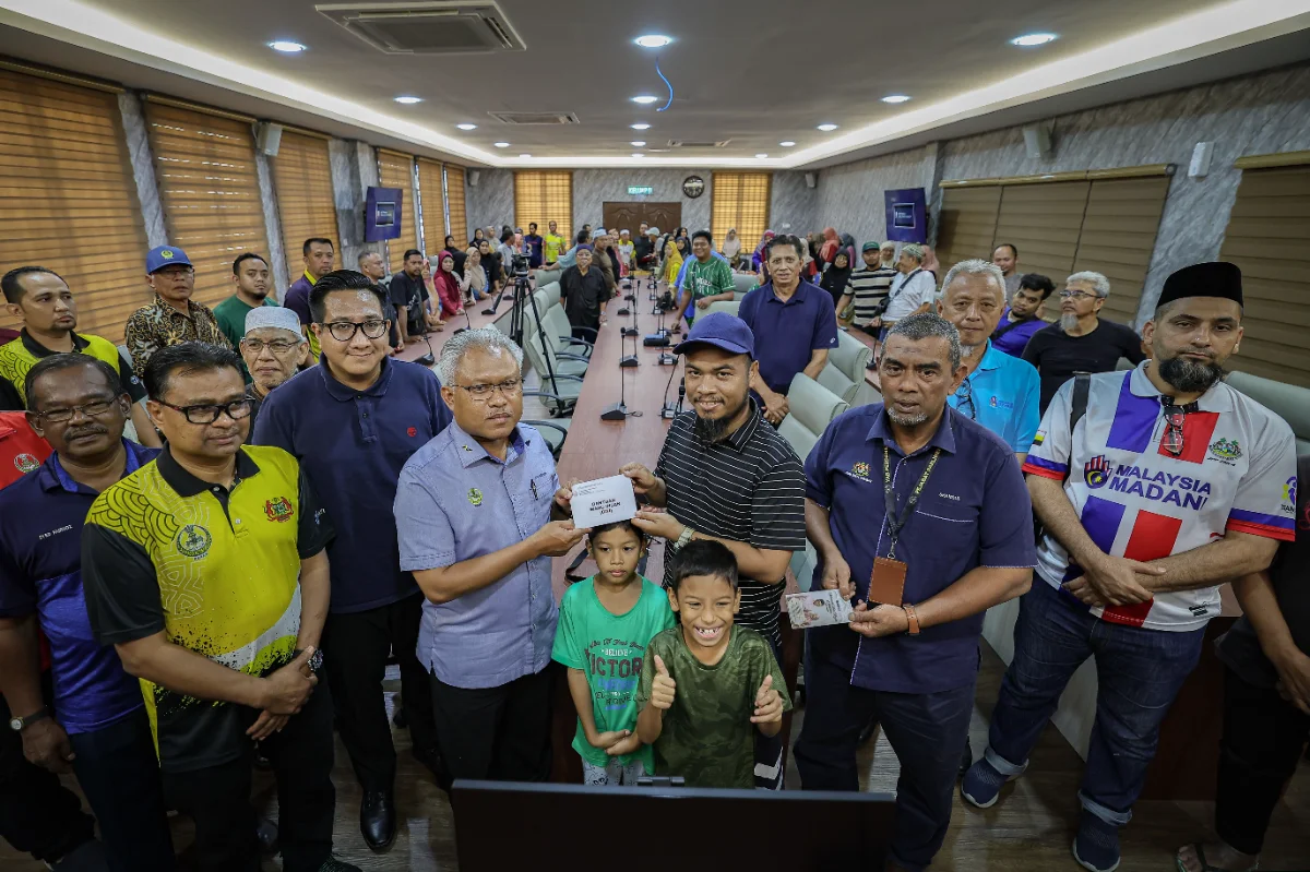 Perak_flood_victims_receive_aid_as_mitigation_project_advances