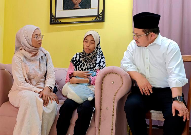 Perdana Menteri salur sumbangan RM40,000 kepada waris keluarga mangsa kemalangan bas Perdana Menteri salur sumbangan RM40,000 kepada waris keluarga mangsa kemalangan bas