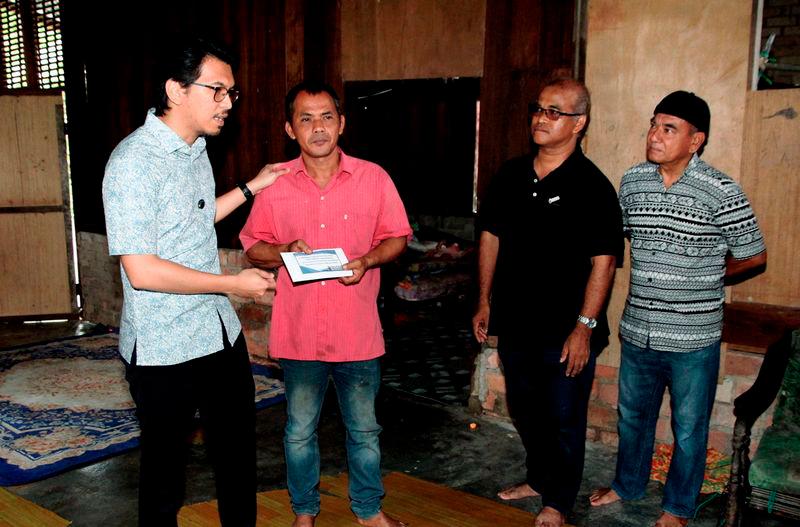Perdana Menteri sampaikan bantuan kepada 11 keluarga memerlukan di Padang Rengas Perdana Menteri sampaikan bantuan kepada 11 keluarga memerlukan di Padang Rengas