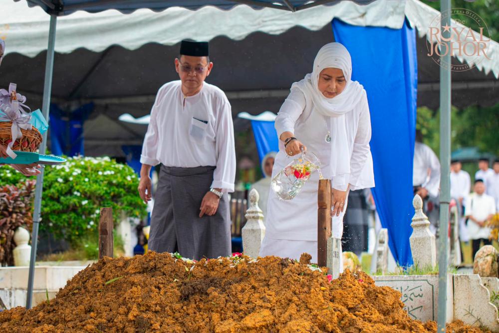 Permaisuri of Johor graces Tunku Zahrah’s funeral ceremony