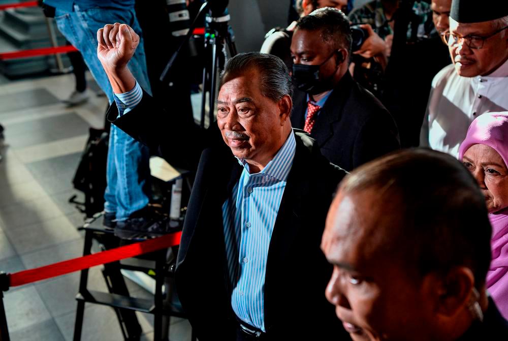 Permohonan Muhyiddin batal empat pertuduhan guna kedudukan untuk suapan didengar 11 Julai Permohonan Muhyiddin batal empat pertuduhan guna kedudukan untuk suapan didengar 11 Julai