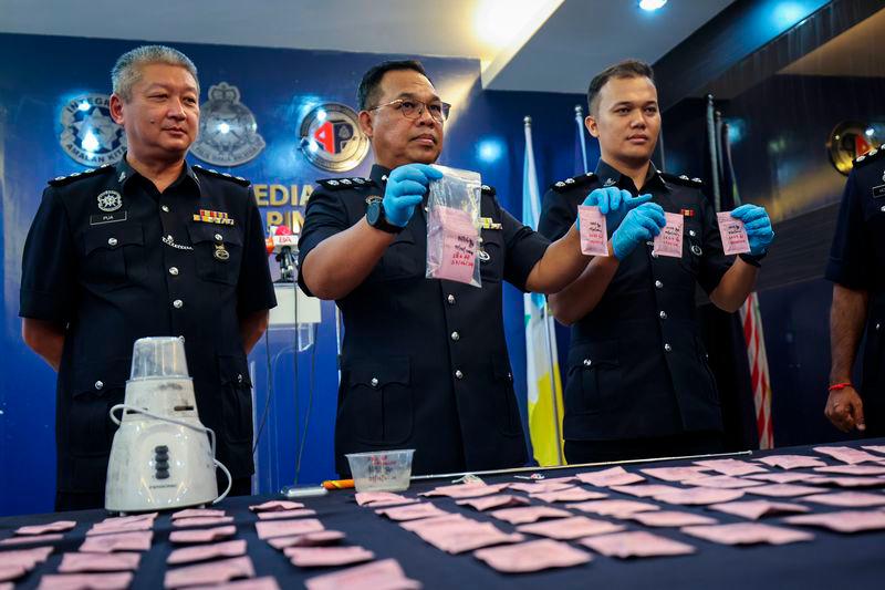 Phone accessories salesman-cum drug pusher arrested with drugs worth RM400,428 Phone accessories salesman-cum drug pusher arrested with drugs worth RM400,428