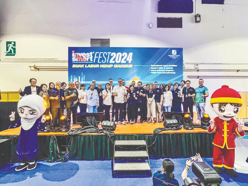 Pisang goreng stall owner pays his staff RM2,000 plus year-end bonuses Pisang goreng stall owner pays his staff RM2,000 plus year-end bonuses