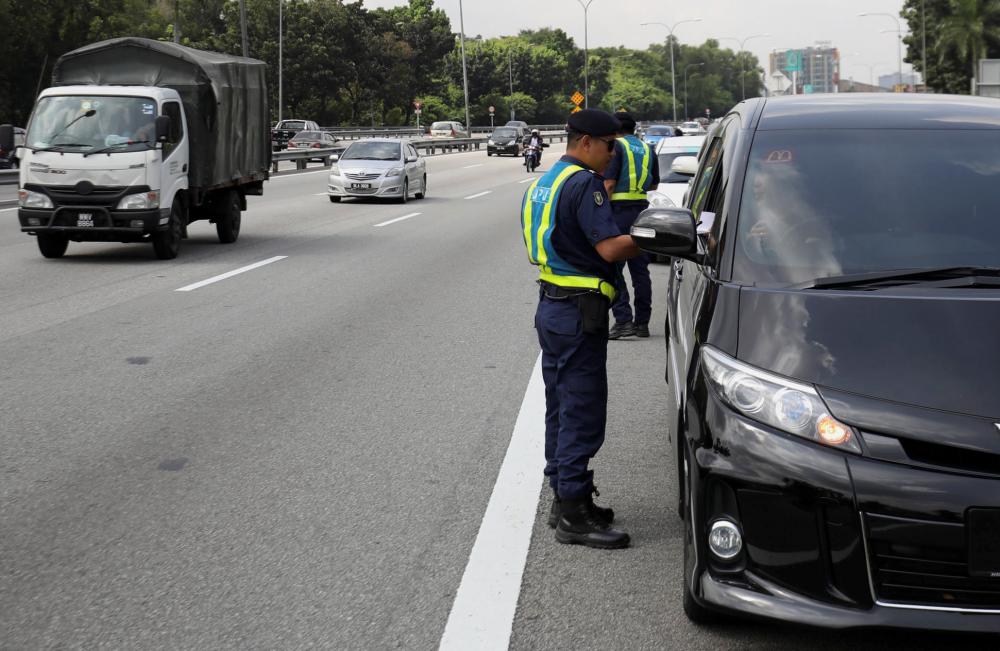 Plainclothes officers raise impostor concerns