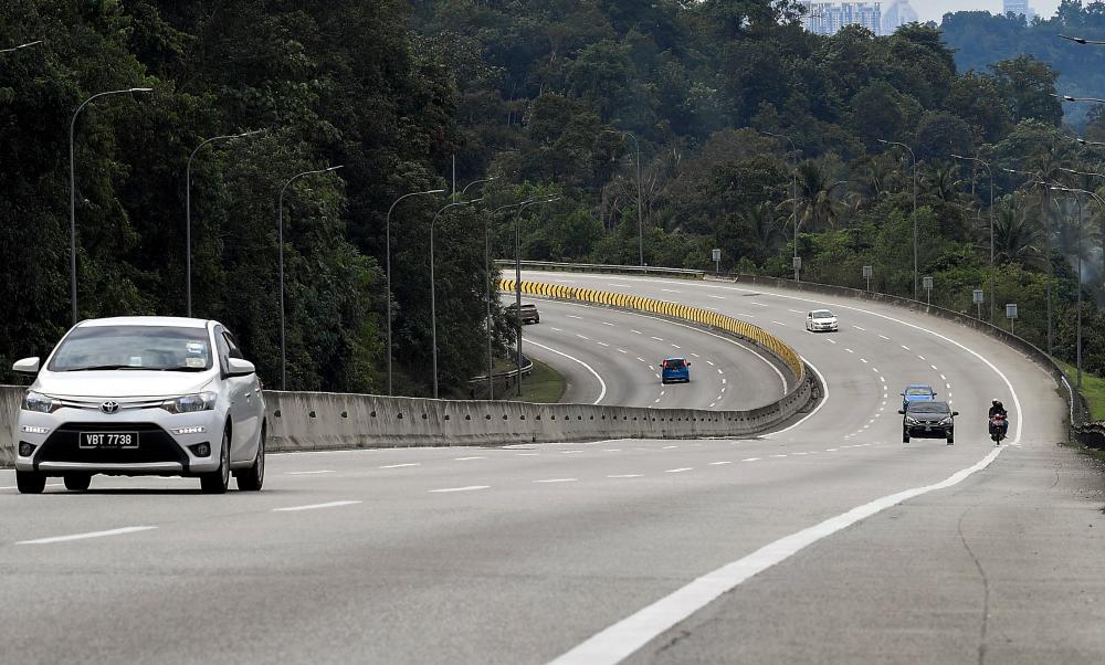 Police: Use LPT, East-West Expressway to avoid congestion to Gua Musang
