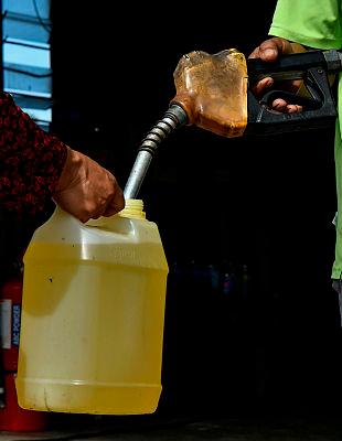 Police foil bid by five men to smuggle 843 drums of petrol 