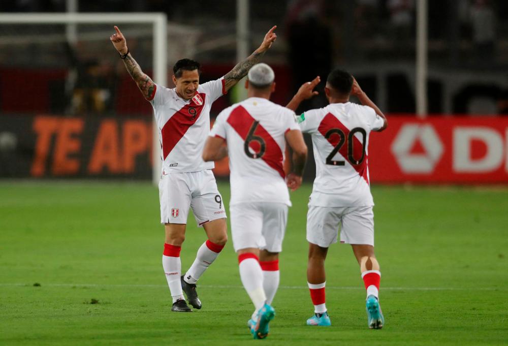 Police scuffle with Peru national football team in Madrid Police scuffle with Peru national football team in Madrid