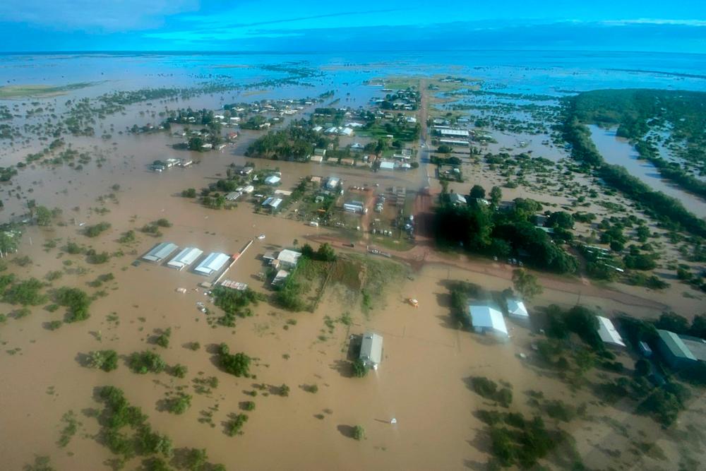 Police urge residents to flee flooded Australian town Police urge residents to flee flooded Australian town