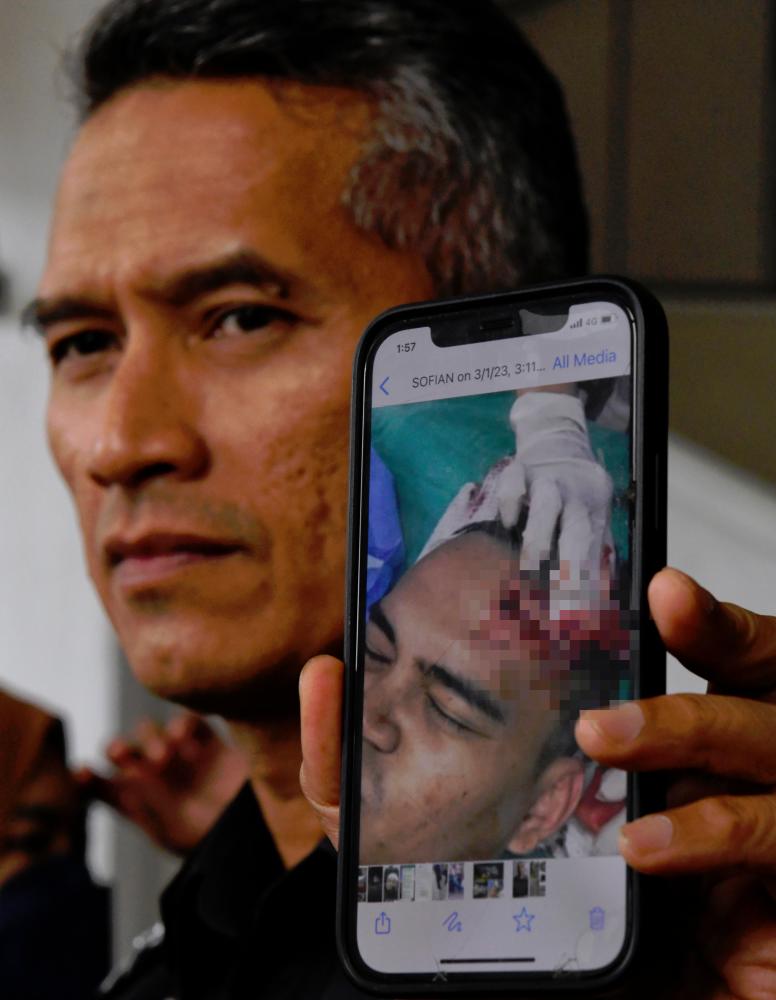 Policeman severely injured after slashing incident at roadblock