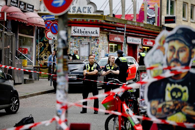 Polis Hamburg tembak lelaki bersenjatakan tukul besi semasa perarakan peminat bola sepak