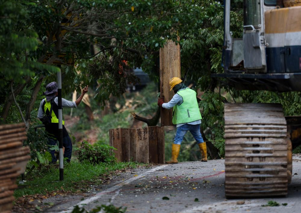 Polis: Perumahan tidak terjejas berhampiran tanah runtuh di Puchong masih selamat dihuni Polis: Perumahan tidak terjejas berhampiran tanah runtuh di Puchong masih selamat dihuni