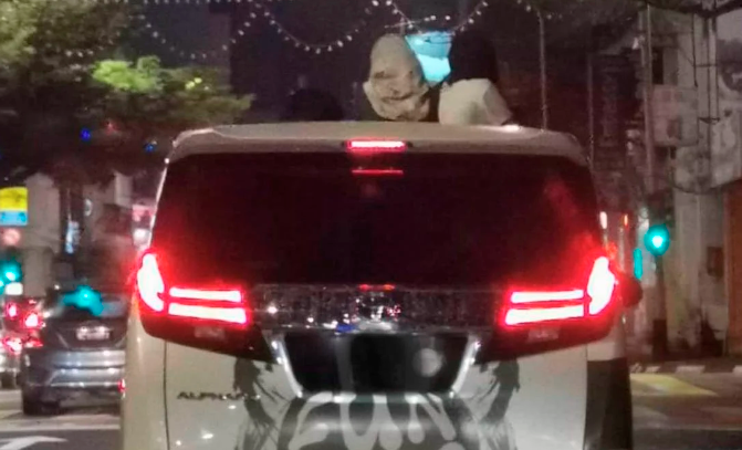 Polis berjaya kesan individu dalam video tular keluarkan kepala melalui ‘sunroof’ MPV