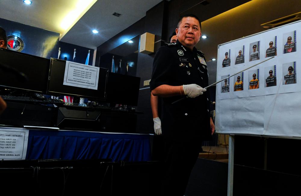Polis tahan 10 individu disyaki terlibat judi dalam talian Polis tahan 10 individu disyaki terlibat judi dalam talian
