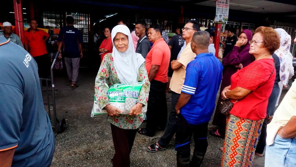 Positive response to special programme selling local white rice at affordable price