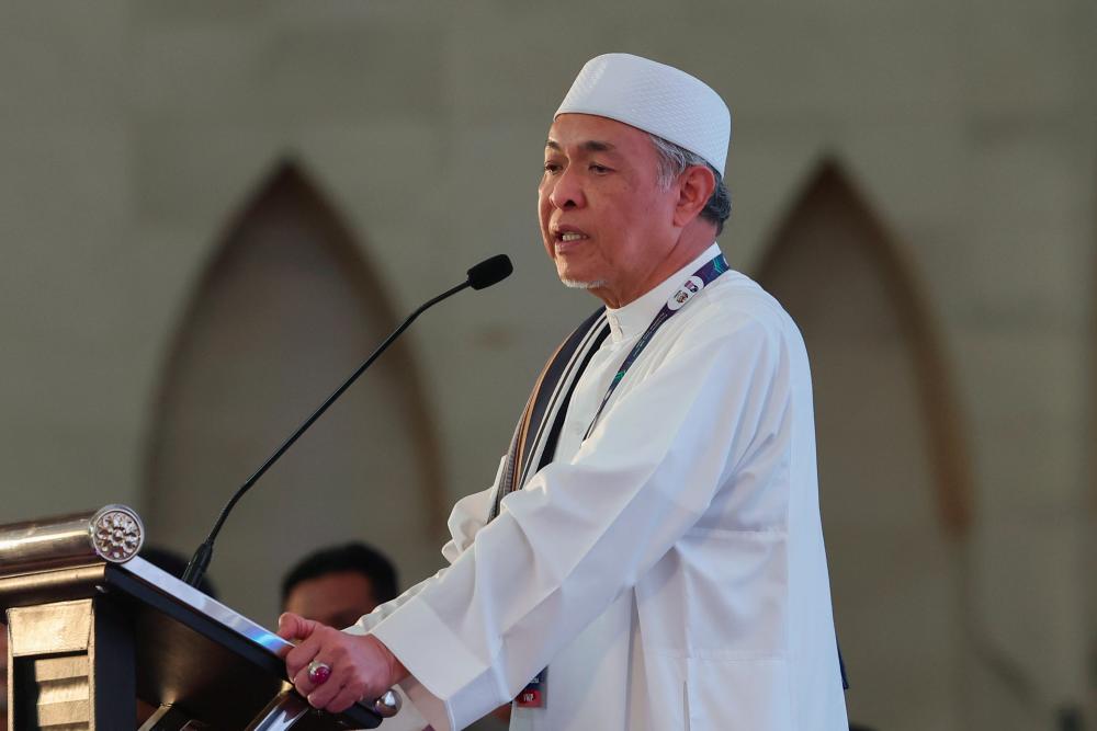 Post-flood recovery efforts at 17 schools in Johor will be expedited: Ahmad Zahid