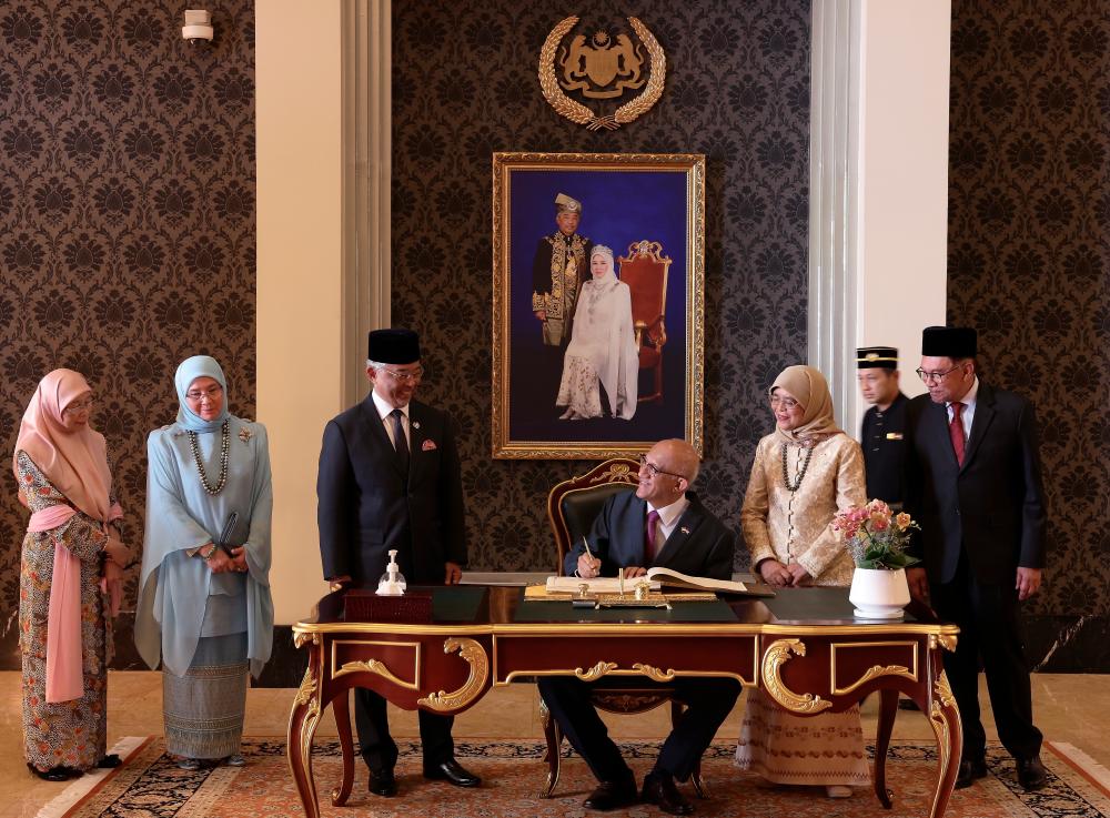 Presiden Singapura diberi sambutan negara di Istana Negara 
