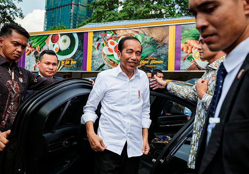 President Jokowi sends off humanitarian aid for Palestinians in Gaza 
