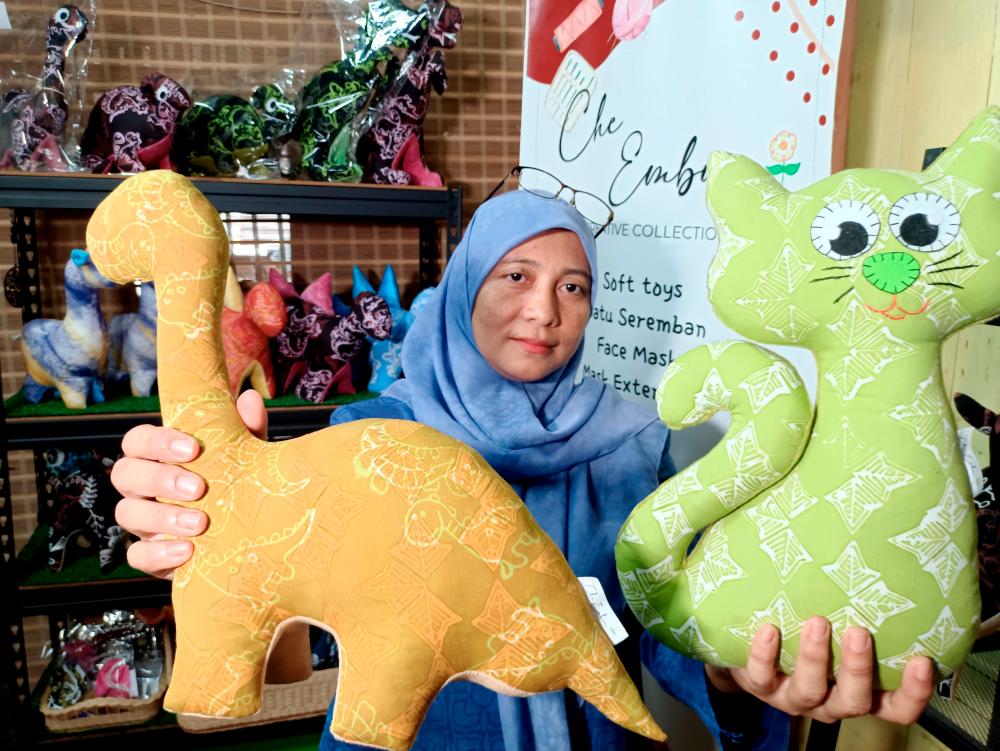 Produk kraf “soft toys” daripada batik jana pendapatan suri rumah