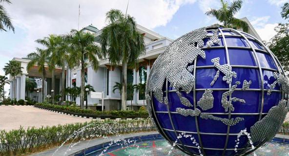 Putera Monaco Putera Albert II adakan lawatan negara ke Malaysia dari 26-29 Nov Putera Monaco Putera Albert II adakan lawatan negara ke Malaysia dari 26-29 Nov