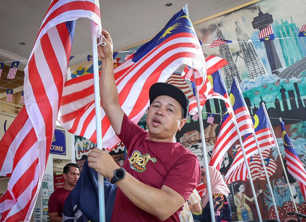 Putrajaya Corp hands out 10,000 Jalur Gemilang to residents Putrajaya Corp hands out 10,000 Jalur Gemilang to residents