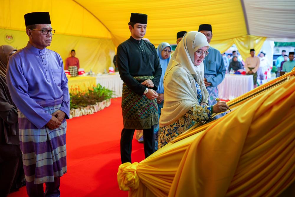 Queen officiates Tunku Azizah Iskandar Mosque in Bentong 