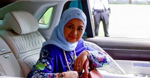 Queen presents contributions to 1,133 pupils at SK AU Keramat Queen presents contributions to 1,133 pupils at SK AU Keramat