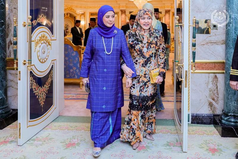 Queen radiates elegance in Kain Benang Johor during recent state visit to Brunei