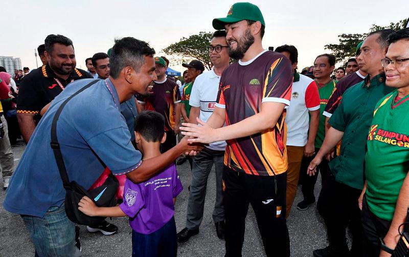 Raja Muda of Selangor visits Section 7 night market in Shah Alam