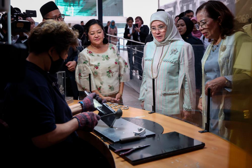 Raja Permaisuri Agong berkenan lawat Royal Selangor bersama isteri Presiden Filipina